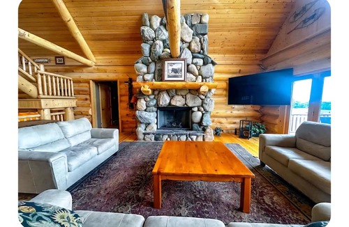Bellaire Cabin | Spacious 5-bedroom cabin in charming Bellaire on Golf Course