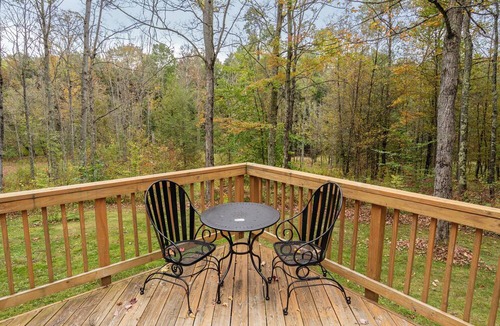 Thompsonville Cabin | Remodeled Betsie River Bungalow 3bd+2ba+Loft by Crystal Mtn, 10 acres on River!