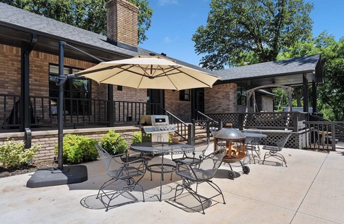Grove House | Giant 10-bedroom lakefront home with large pool, hot tub, and dock
