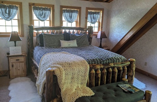 Moorestown Cabin | Cozy 2-bedroom lodge near Higgins Lake with WiFi, AC