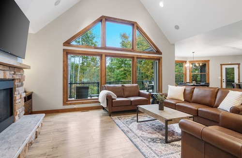 Thompsonville Ski Chalet | Riverfront Chalet on 5 acres~GameRoom~Spa~Gym~Firepit~Theater~2min to CrystalMtn