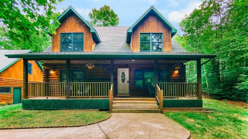 Sister Bay House | Sleepy Moose- Cozy Cabin in Sister Bay, Hot Tub, Fire Pit, Dogs!