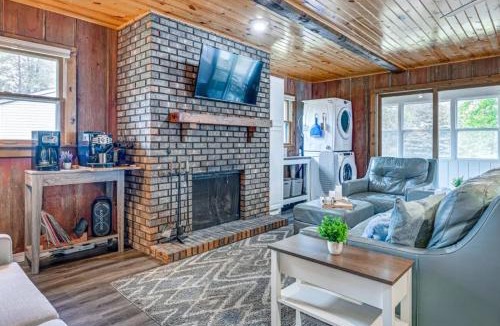 New Lisbon House | Family-Friendly Cabin Getaway On Castle Rock Lake Space to Relax & Play