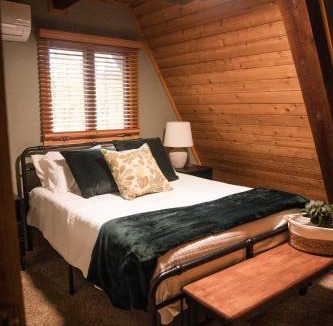 Bellaire House | Cozy A-FrameKing BedGolfFire PitSchuss