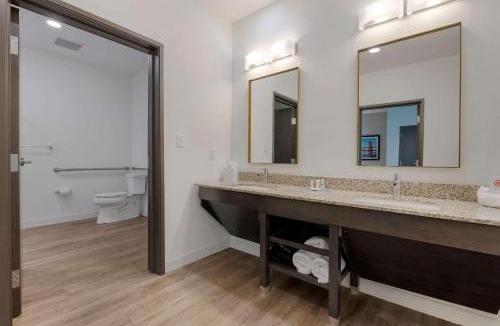 Mount Auburn Hotel | Comfort Suites Cincinnati University - Downtown