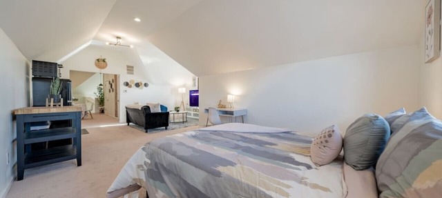 Modern 2BR Gem: Stylish Retreat in Milwaukee