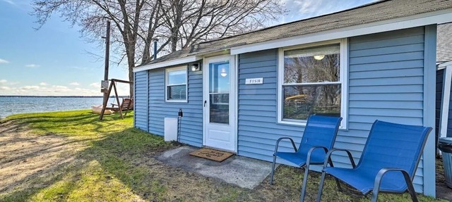 Full Cabin: 7 Steps to the Lake! PET FRIENDLY in Houghton Lake