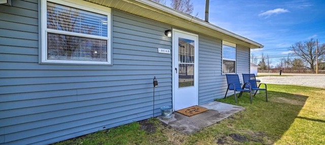 Full Cabin: Steps to the Lake! PET FRIENDLY! in Houghton Lake