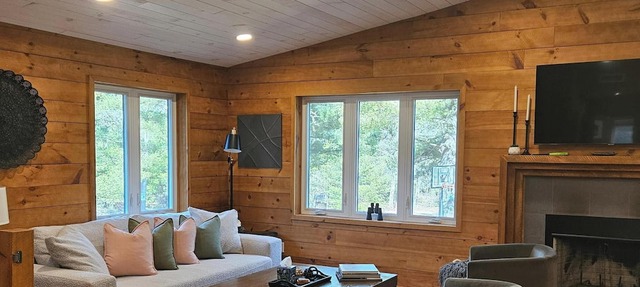 Cabin with hot tub, heated swimming pool and acres of backyard hiking in Adams