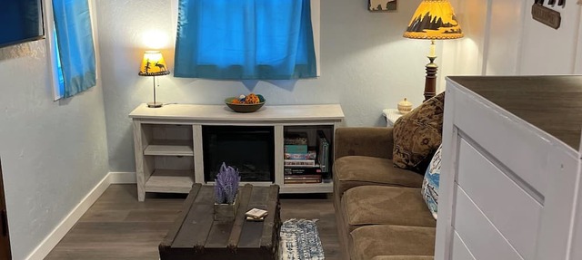 200 Ft. from the Lake! Includes kayak & 4 man Paddle Boat-Long term avail. in Houghton Lake