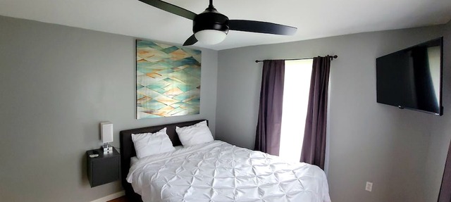 5-Bedroom Pickerel Lakefront Getaway Sleeps 12 , Hot Tub Game Room Kayaks in Scotts