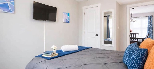 *The Belltower Haven*Large*Family Friendly*Wi-Fi in Joliet