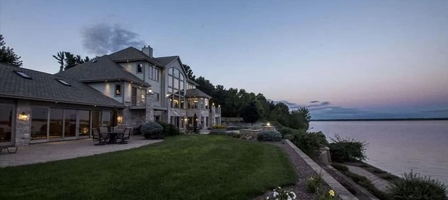Private Luxury Lakefront Escape in Nekoosa