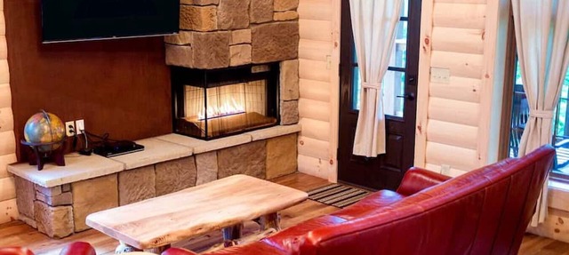 Dreamy Treehouse Getaway with Hot Tub in Millersburg