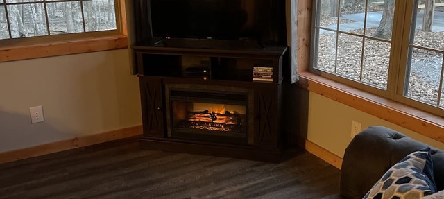 Brand new cabin in the woods with hot tub 1/2 mile from Starview Winery in Cobden