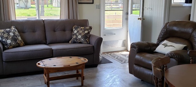 #8 2bed 1bath LAKE MI Fishing Cabin WiFi AC Deck Firepit Kayak Paddle Boat Dock in Gladstone