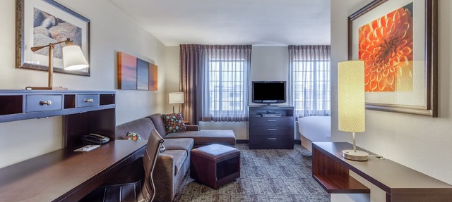 Free Breakfast, Free Wi-Fi, Indoor Pool | Great Studio Suite in Davenport