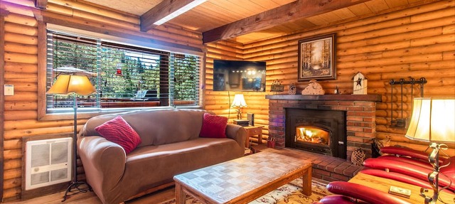 ROMANTIC LOG CABIN ~ Quiet, Clean, Cozy ~Walk to Trails, 3 Min to Town! in Idyllwild-Pine Cove