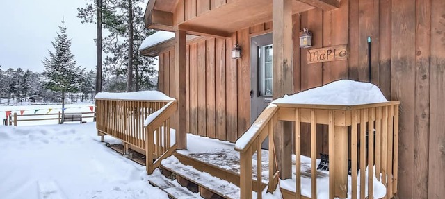 Elbert’s Resort lakeside cabin with dock and Timber’s bar and grill on site! in St.Germain