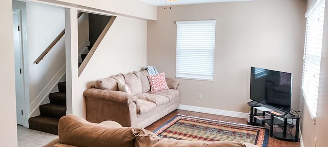 Location, location, location! In Oxford's Mile Square! 4 Bed/2 Bath Townhouse in Oxford
