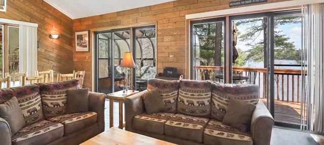 Executive Year Round Home ~ Minutes From Minocqua in Arbor Vitae