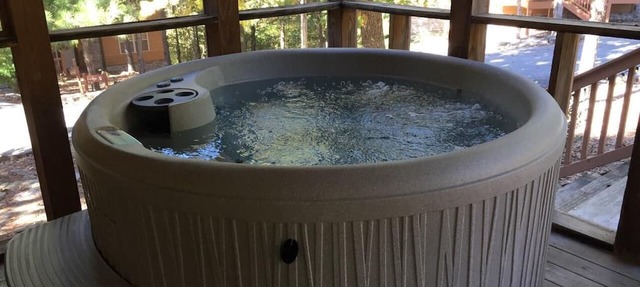 Cozy Lodge with private hot tub in gated golf resort near Silver Dollar City in Reed Springs