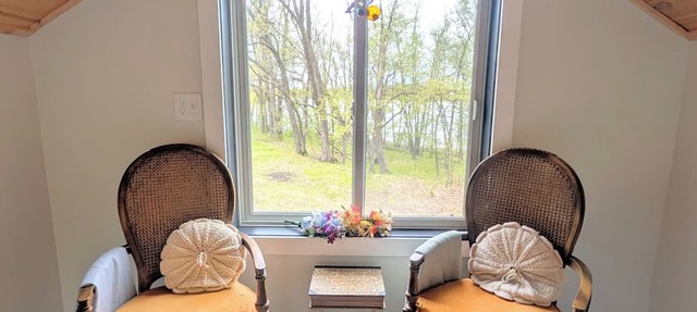 Tranquil Lakefront Hygge Bee Cabin in Underwood