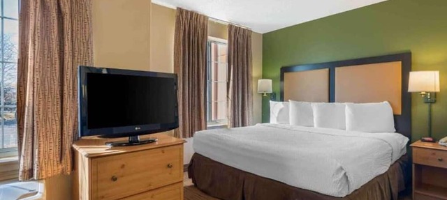 1 Queen Bed | ADA/RI Shower, Non-Smoking, Kitchen in Minneapolis MN
