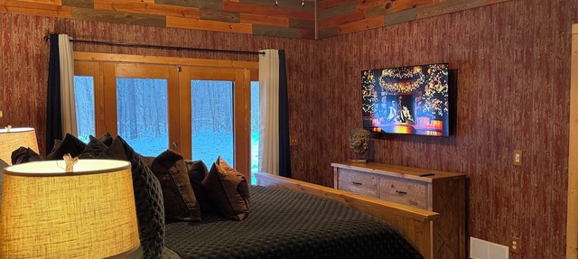 The Lodge: 5 Acre Private Log Home & Resort in Delavan
