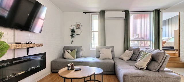 1CH KING Bed + Fireplace + Wi-Fi + Kitchen in Québec City