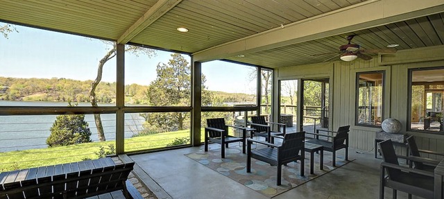 Spacious waterfront lake house located 40 mins from downtown Louisville, KY in Brandenburg