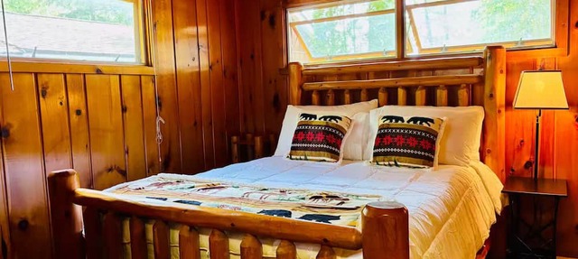 Waterfront Cabin on Paradise Lake near Mackinaw City. downtown & ferry docks. in Carp Lake