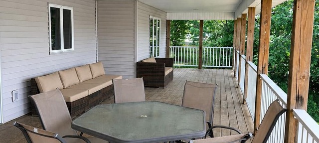 Lake Wazeecha Getaway - Spacious 4 BDR/3BA Vacation Home with LAKE FRONTAGE in Wisconsin Rapids