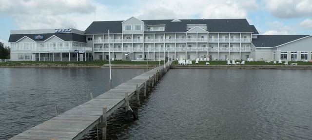 One King Bedroom | Free Breakfast | Pool, Jacuzzi, Lake Access & Near Park in Houghton Lake
