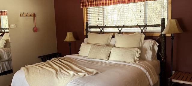 Cozy Cabin Located Just Outside of Wis Dells- Cabin B in Wisconsin Dells