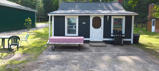 The Henry Lodge: Relaxing Up North retreat close to ORV trails, lake, and bar. in West Branch