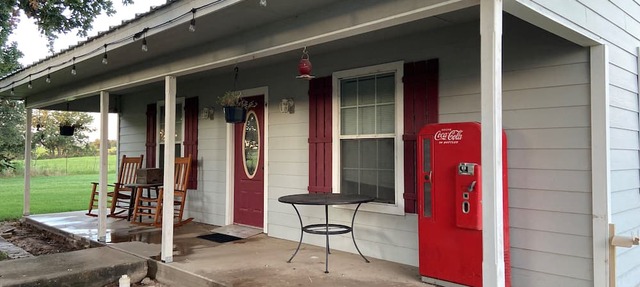 Cozy cottage with 1 bedroom, full kitchen, and WiFi, AC on 60 acres in De Leon. in De Leon