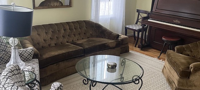 Clean, 3-bedroom cottage home with pool in the charming city of Belleville. in Belleville