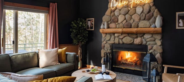 The Wild Pine - Torch Lake Retreat: Speakeasy, Hot Tub, Sauna, Golf Sim, Arcade in Central Lake