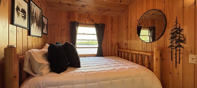 New Peaceful Retreat/Frazer Bay w/2 bedrooms 1 bath, 2 docks, fits 3 boats, wifi in Cook