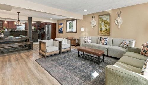 Northeast Indy Escape - 5BR Hot Tub & Game Room in Indianapolis
