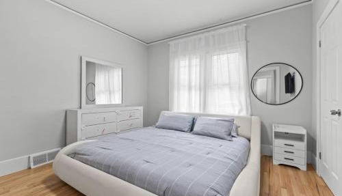 2 BR - Fully Equipped Dearborn Home in Dearborn